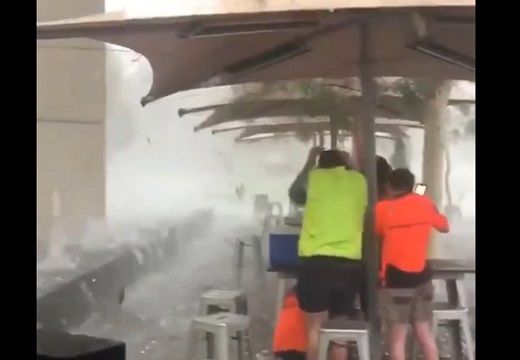 【恐怖動画】オーストラリア、巨大な雹が砲弾のように降りまくる
