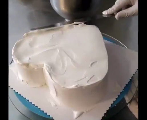 【神業】ケーキ職人の本気。ハート型の「小物入れ」を作ってしまう！