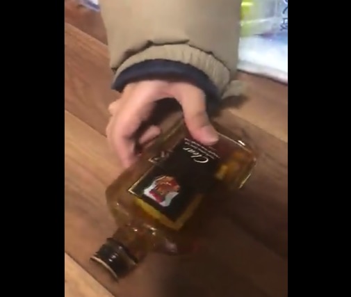 【衝撃】少し飲んだ「ウイスキー」の瓶を倒すと、可愛い音が鳴るらしい!