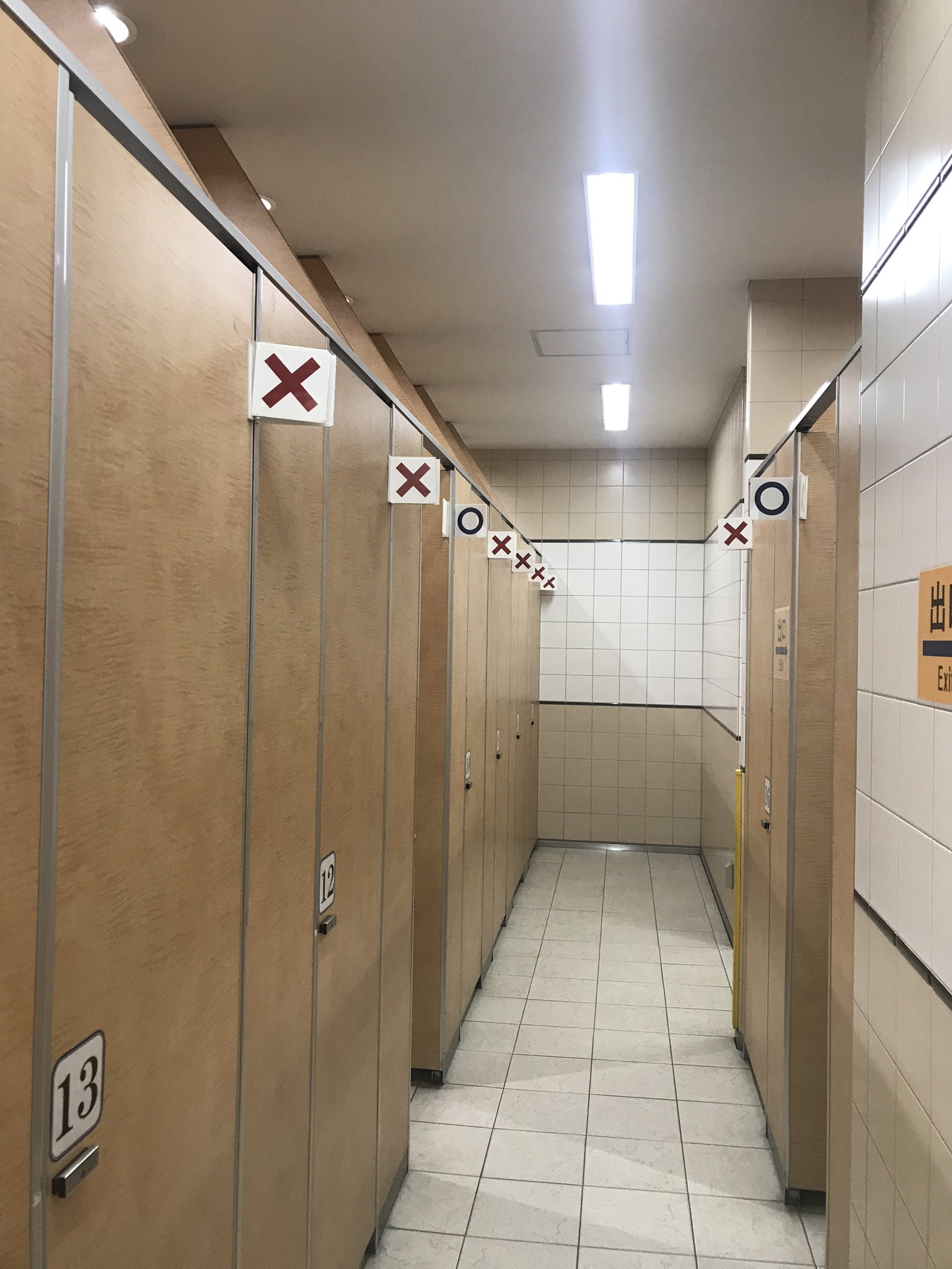 【○✗】京都駅のトイレのシステムが画期的過ぎる。アナログだけどわかりやすい！