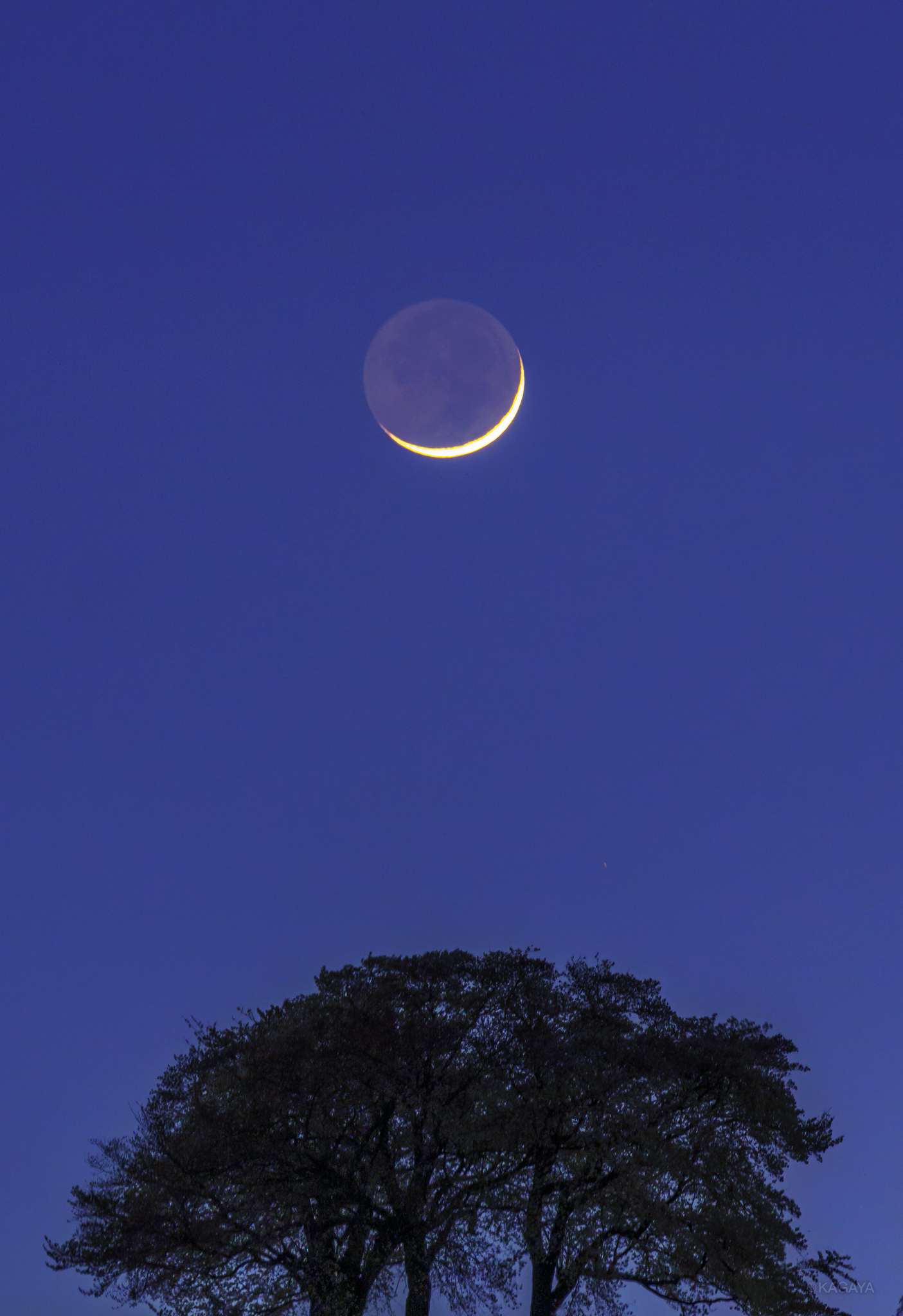 【神秘的】春の三日月の写真が綺麗すぎる。地球照っていうのか!