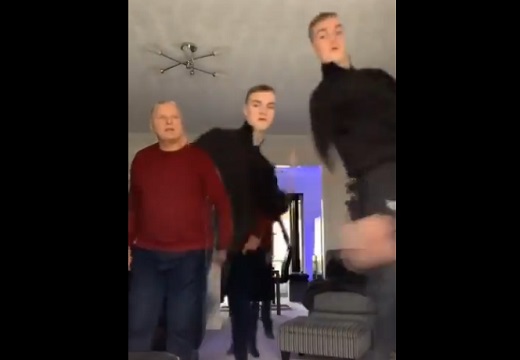 【笑】独りで動画撮影中、怪訝そうに入ってきたパパ。すぐ理解しノリノリに