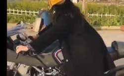 【バイク】カッコカワイイ「ヘルメット」が話題に。自動で動くのか！