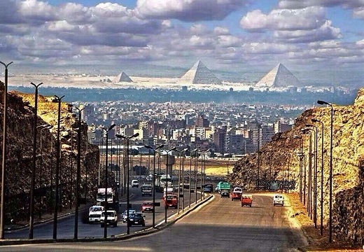 【絶景】エジプト、市街から見えるピラミッドがとても幻想的