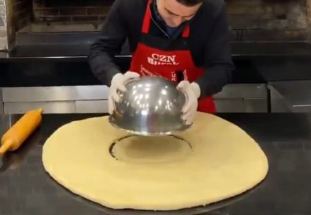 【笑】巨大ドーナツを作る1分間の動画が話題。こんなの食べてみたい！！