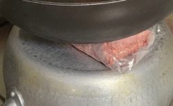 【目から鱗のライフハック】冷凍肉の時短解凍テクニックが話題。加熱なし、鍋に挟むだけでスピード解凍！