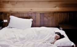 【2分で】誰でもできる睡眠導入法が話題。米軍も採用、習得すれば座ったままで
