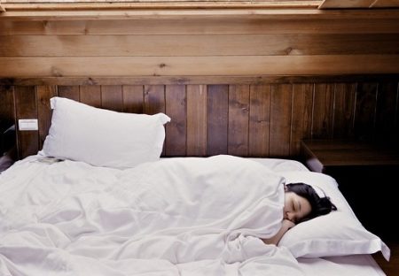 【2分で】誰でもできる睡眠導入法が話題。米軍も採用、習得すれば座ったままで
