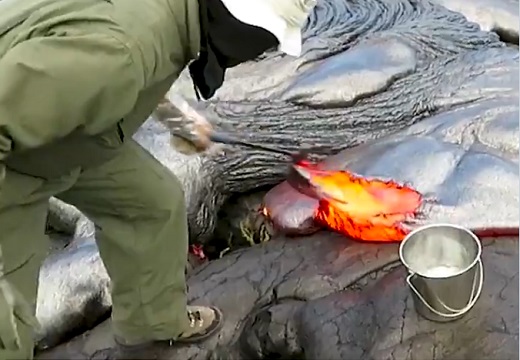 【衝撃映像】地質学者が活火山から溶岩サンプルを採取する様子にネット騒然