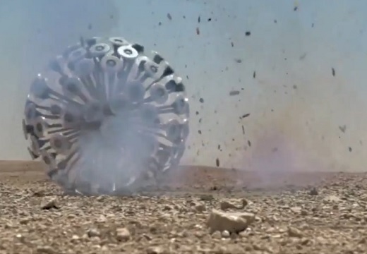 【風力】地雷を爆破処理しながら転がっていく「地雷処理ボール」が話題