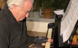 【泣いた】20年以上まえ手を負傷した天才ピアニスト、最新技術で演奏可能に