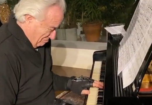 【泣いた】20年以上まえ手を負傷した天才ピアニスト、最新技術で演奏可能に