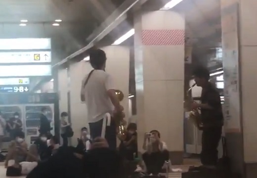 【かっこいい】人身事故で終電が大幅遅延の新宿駅。2人の音楽家が暗い空気を一掃