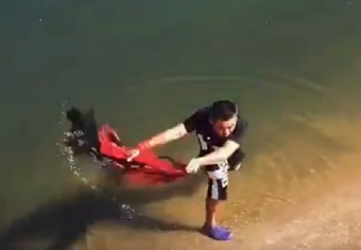 【凄い10秒】投げ網をする漁師の動画、美しすぎてため息