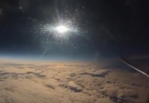 【動画】飛行機から撮影した日食の様子が凄い！
