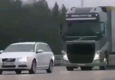 【動画】ボルボの大型トラックが搭載している緊急ブレーキ装置にネット騒然