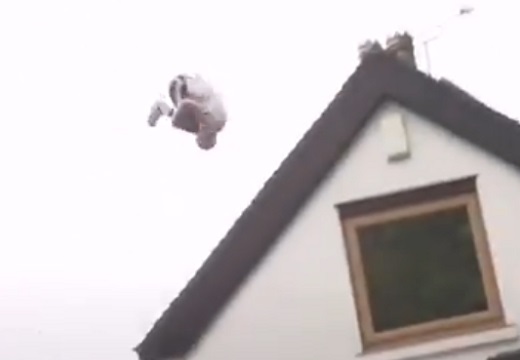 【パルクール】ブランコからジャンプし家を跳び越す男性の動画が話題