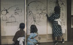 【画像】「障子に落書きする子供達」大正時代の写真がステキすぎる