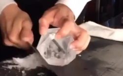 【神業】氷の塊からナイフで丸氷を削り出すプロの技術にネット騒然