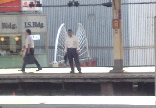 【ｗ】東京の駅ホームに舞い降りたサラリーマンの姿をした天使が激写される