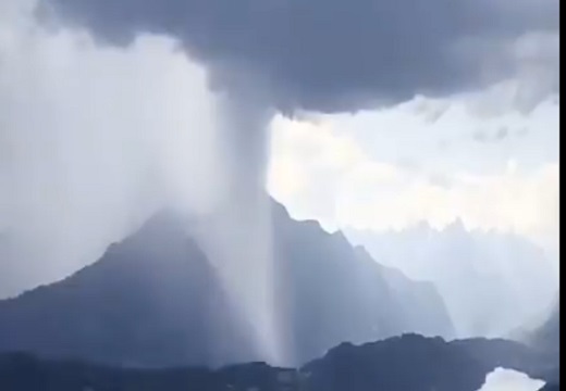【衝撃動画】滝のような雨が移動していく様子にネット騒然「ぽかーんとなった」