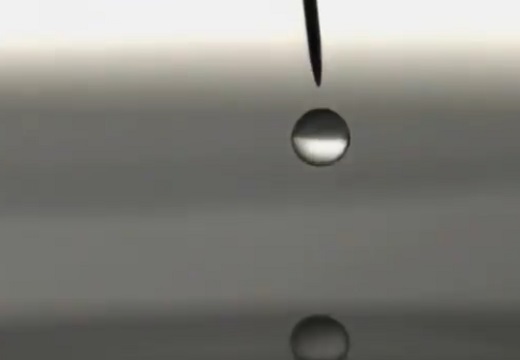 【絶句】ハイスピードカメラで撮影した水滴の落下。息をのむほど美しい
