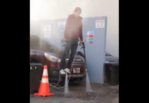 【爆笑】洗車場で偶然撮れたアイアンマン初浮上の場面が話題にｗ