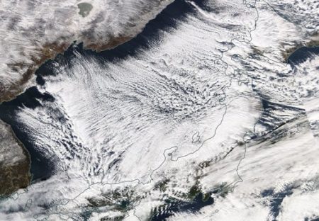 【衝撃画像】気象庁研究官「日本海上、教科書に載るレベルの凄い雪雲。大雪に警戒を」