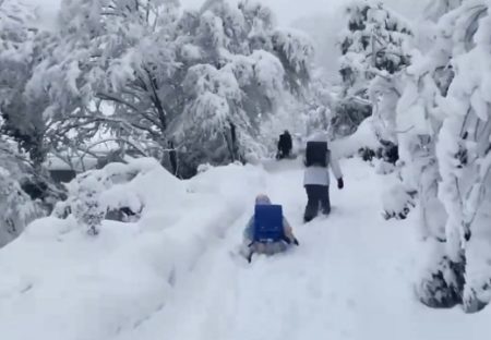 【大雪！】日本海側、小学生の通学風景にネット騒然「モンハンみたい・・」