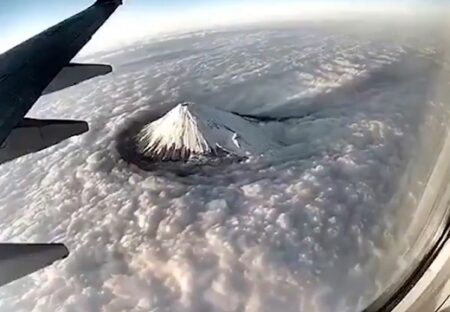 【かっこいい】霊峰 富士山‥結界が張られてるような動画にネット騒然