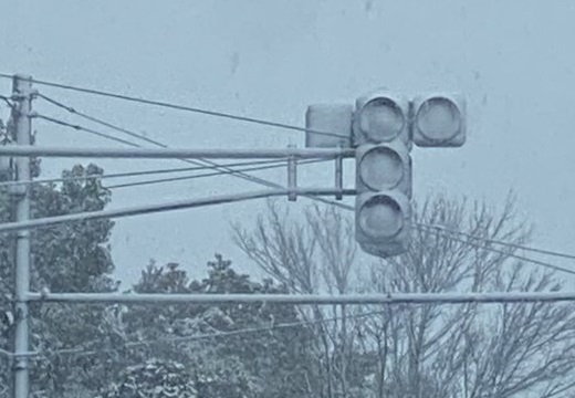 【衝撃画像】稼働中のLED信号機、雪でとんでもない状態に！