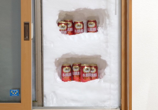 【記録的大雪】窓を開けたら‥手作り天然冷蔵庫が話題にｗ