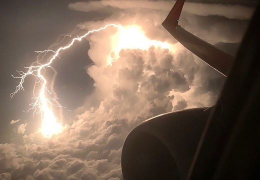 【怖】飛行機から激写された雷!!もの凄い！