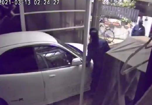【車の盗難】防犯カメラが捉えた物色し大急ぎで逃走する2人の様子、恐すぎ！！！