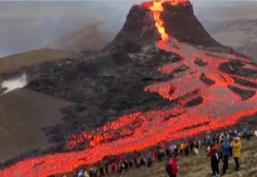 【!?】首都近郊で噴火したアイスランド、容赦なく進む溶岩を間近で見物する人達が話題にｗ