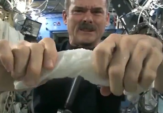 【ISS】「無重力空間で濡れたタオルを絞ると・・」意外すぎる結果にネット騒然！