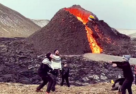 【動画】噴火＆溶岩溢れまくってるすぐ傍でボール遊びを楽しむ人達が話題にｗ