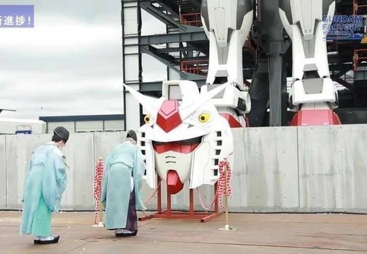 【ガンダム上頭式】最新と伝統、宗教と科学が共存する日本を象徴する写真が話題に