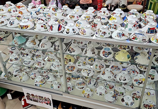【昭和アニメ】リサイクルショップに並んだ茶碗のコーナーが圧巻！