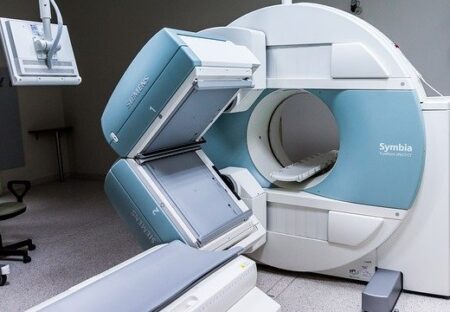 【怖っ!!!】MRIで金属を外すよう念を押される理由がよく分かる動画が話題に