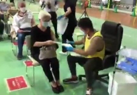 【天才】福岡のワクチン集団接種が激すご！コロ椅子に乗った医師が大名行列的に移動「1時間に150人余裕」