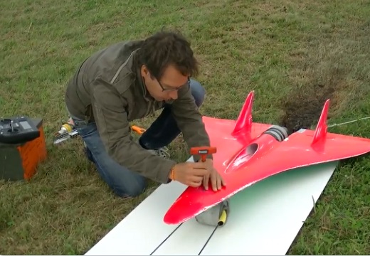【動画】時速749km 世界最速で飛ぶラジコンが話題に「音！？」「戦闘機みたい」