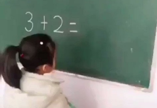 【笑】「3＋2＝　」黒板の前で困る女児、振り返って答えを教えてもらうも・・