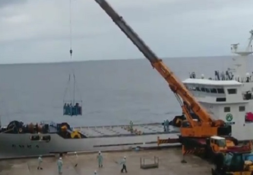 【！】人も荷物もクレーンに吊られて上陸！大東島の独特なシステムが話題にｗ