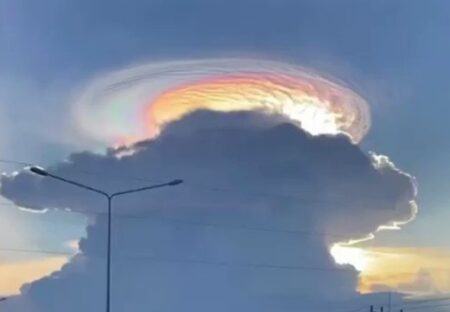 【動画】ものすごい彩雲が撮影されネット騒然「雲の上に何かあるみたい」