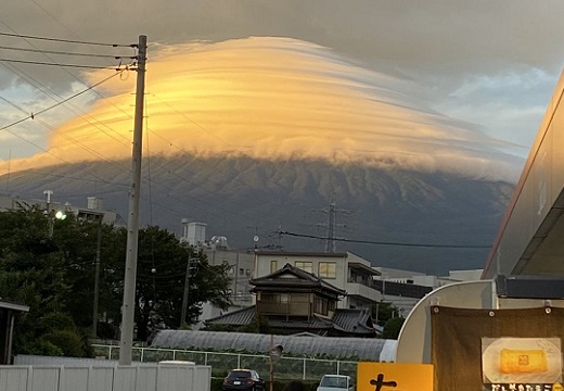 【凄い】衝撃的な富士山の写真が話題に「竜の巣？！」
