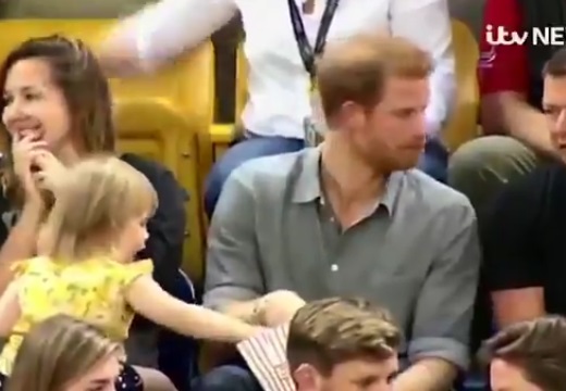 【動画】英ヘンリー王子と、王子のポップコーンに手を伸ばす幼女。その後のやり取りが話題に