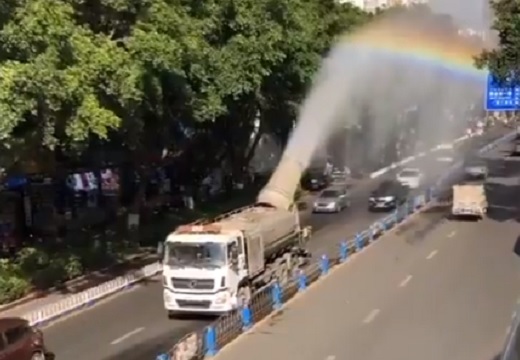 【凄い】道路に虹を作りながら水を撒く散水車が話題に