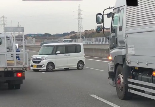 【動画】高速道路を逆走する高齢者と、壁になり他車を守るトラックの連携が話題