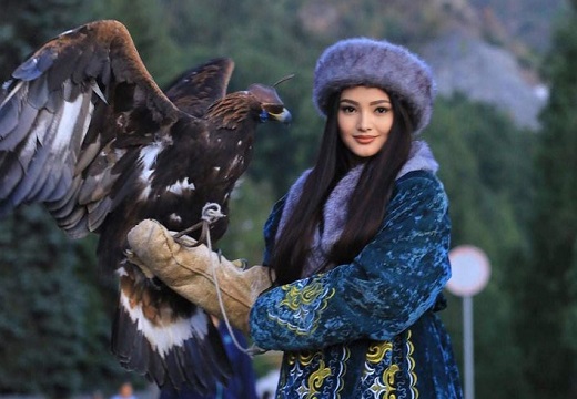 【超美人】カザフスタンの鷹匠が話題に「鷹も女性も衣装も美しい・・」